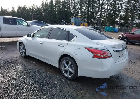 2015 Nissan Altima 2.5 Sv z USA, uszkodzony, nr VIN 1N4AL3AP3FC140243